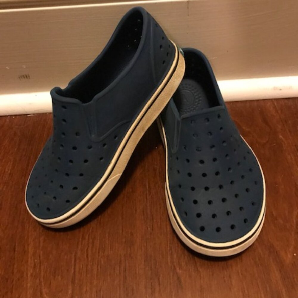 Native Shoes Miles Boys Size C11 Navy Blue